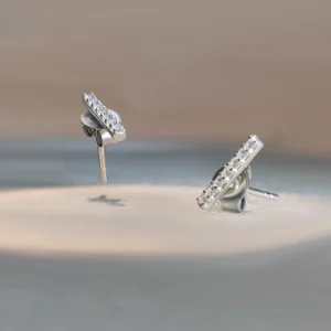 Classic diamond bar Stud Earring