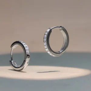 Elegant and Minimal Huggie